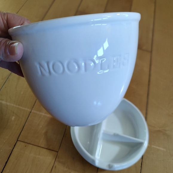 Our Table Simply White Ramen Noodles Ceramic Bowl With Partitioned Lid - Picture 6 of 6